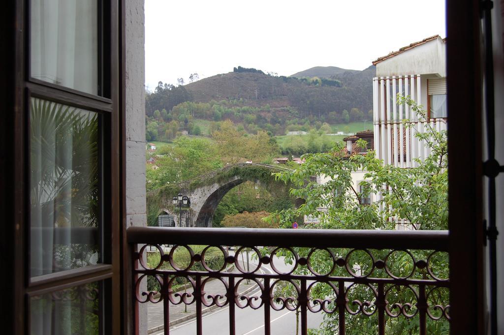 Puente Romano Onís Buitenkant foto